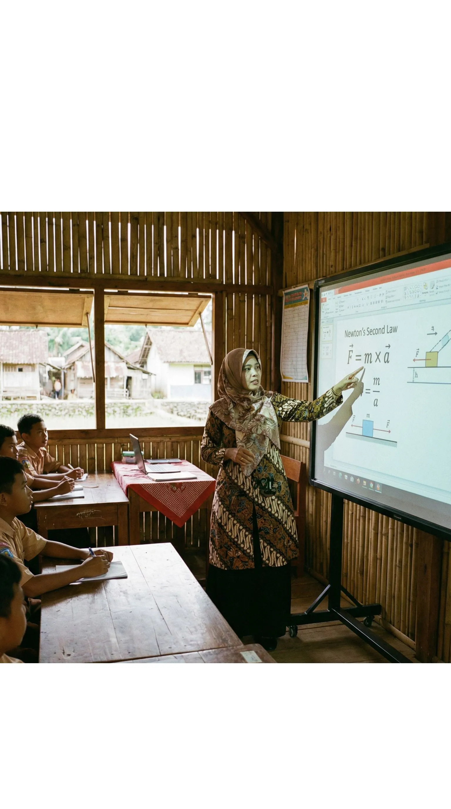 Guru menggunakan simulasi di smartboard